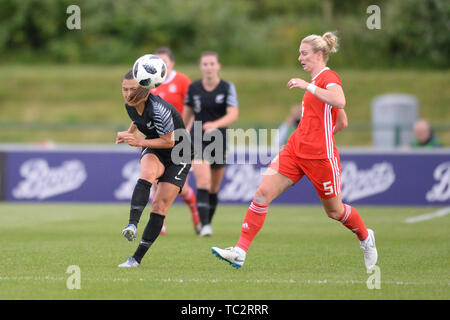 Cardiff, Wales 4. Juni Ali Riley von Neuseeland Kämpfe Rhiannon Roberts von Wales während der internationalen Freundschaftsspiel zwischen Wales und Neuseeland Frauen an der Cardiff City Stadium, Cardiff am Dienstag, den 4. Juni 2019. (Credit: Jeff Thomas | MI Nachrichten) Credit: MI Nachrichten & Sport/Alamy leben Nachrichten Stockfoto