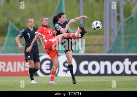 Cardiff, Wales 4. Juni Natasha Harding von Wales schlachten Olivia Chance von Neuseeland während der internationalen Freundschaftsspiel zwischen Wales und Neuseeland Frauen an der Cardiff City Stadium, Cardiff am Dienstag, den 4. Juni 2019. (Credit: Jeff Thomas | MI Nachrichten) Credit: MI Nachrichten & Sport/Alamy leben Nachrichten Stockfoto