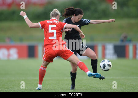 Cardiff, Wales 4. Juni Rhiannon Roberts von Wales schlachten Olivia Chance von Neuseeland während der internationalen Freundschaftsspiel zwischen Wales und Neuseeland Frauen an der Cardiff City Stadium, Cardiff am Dienstag, den 4. Juni 2019. (Credit: Jeff Thomas | MI Nachrichten) Credit: MI Nachrichten & Sport/Alamy leben Nachrichten Stockfoto