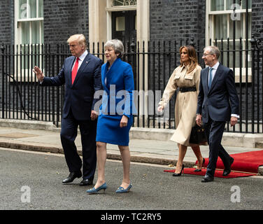 London, Großbritannien. 04 Juni, 2019. London, Großbritannien. Premierminister Theresa May und Ehemann Philip kann uns Präsident Donald Trump und First Lady Melania Trump in Downing Street 10 für ein Treffen am zweiten Tag des US-Präsidenten und der First Lady des dreitägigen Staatsbesuch. 4. Juni 2019. Ref: LMK 386-MB 3000-040619 Gary Mitchell / Sehenswürdigkeit Medien. Credit: LMK MEDIA/Alamy leben Nachrichten Stockfoto