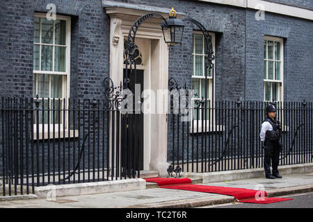 London, Großbritannien. 4. Juni 2019. Ein roter Teppich liegt außerhalb 10 Downing Street in der Vorbereitung für die Ankunft von US-Präsident Donald Trump, erste Dame Melania Trump und einer begleitenden Delegation für bilaterale Gespräche mit Vertretern der britischen Regierung, einschließlich Premierminister Theresa May. Credit: Mark Kerrison/Alamy leben Nachrichten Stockfoto