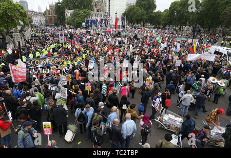 London, Großbritannien. 04 Juni, 2019. Tausende von Leuten um den Parliament Square Rallye für und gegen den Staatsbesuch in Großbritannien durch Donald Trump (Präsident der Vereinigten Staaten von Amerika). Der Präsident traf der Ministerpräsident bei seinem Staatsbesuch in Großbritannien. Donald Trump, Staatsbesuch, die Downing Street, London, UK am 4. Juni 2019. Credit: Paul Marriott/Alamy leben Nachrichten Stockfoto