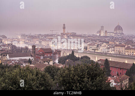 Florenz, Florenz, Italien. 18 Dez, 2012. Stadt Florenz viewedf Rom (Piazzale Michelangelo Michelangelo Platz) am Abend. Credit: Ricardo Ribas/SOPA Images/ZUMA Draht/Alamy leben Nachrichten Stockfoto