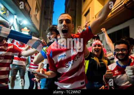 Granada, Spanien. 04 Juni, 2019. Granada CF Lüfter gesehen genießen während der Halbzeitpause der Partie zwischen Granada CF und Mallorca. Anhänger der Granada Fußball Team feiern den Aufstieg in die erste Liga Santander (Spanische Fußball-Liga) ihrer Mannschaft nach dem zweiten Platz in der Spanischen Zweiten Liga Gutschrift erhalten: SOPA Images Limited/Alamy leben Nachrichten Stockfoto