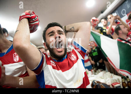 Granada, Spanien. 04 Juni, 2019. Granada CF Verfechter wird gesehen, gerade zum Ende der Partie zwischen Granada CF und Mallorca. Anhänger der Granada Fußball Team feiern den Aufstieg in die erste Liga Santander (Spanische Fußball-Liga) ihrer Mannschaft nach dem zweiten Platz in der Spanischen Zweiten Liga Gutschrift erhalten: SOPA Images Limited/Alamy leben Nachrichten Stockfoto