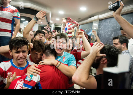 Granada, Spanien. 04 Juni, 2019. Granada CF Verfechter sind gesehen feiern die Förderung ihrer Mannschaft in die Erste Liga der Spanischen FootballSupporters der Granada Fußballmannschaft den Aufstieg in die erste Liga Santander (Spanische Fußball-Liga) ihrer Mannschaft feiern nach dem zweiten Platz in der Spanischen Zweiten Liga Gutschrift erhalten: SOPA Images Limited/Alamy leben Nachrichten Stockfoto