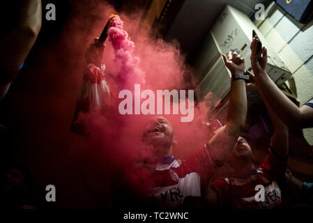 Granada, Spanien. 04 Juni, 2019. Granada CF Lüfter ist mit einem Rauch flare feiert die Förderung von seinem Team in die Erste Liga der spanischen Fußball gesehen. Anhänger der Granada Fußball Team feiern den Aufstieg in die erste Liga Santander (Spanische Fußball-Liga) ihrer Mannschaft nach dem zweiten Platz in der Spanischen Zweiten Liga Gutschrift erhalten: SOPA Images Limited/Alamy leben Nachrichten Stockfoto