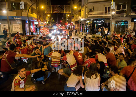 Granada, Spanien. 04 Juni, 2019. Granada CF Lüfter feiert die Förderung ihrer Mannschaft. Anhänger der Granada Fußball Team feiern den Aufstieg in die erste Liga Santander (Spanische Fußball-Liga) ihrer Mannschaft nach dem zweiten Platz in der Spanischen Zweiten Liga Gutschrift erhalten: SOPA Images Limited/Alamy leben Nachrichten Stockfoto