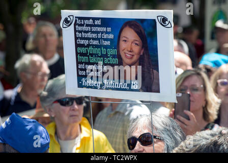 Portland, Oregon, USA. 04 Juni, 2019. Menschen versammeln sich Regisseur Park am Nachmittag von Argumenten in der Juliana v United States Climate Change Case 9 im Circuit Court gehört zu werden. Die Klage, die ursprünglich im Jahr 2015 durch 21 Jugend die Kläger im Alter von 11-22 hat, behauptet, dass die US-Regierung hat es versäumt, den Auswirkungen der Verbrennung fossiler Brennstoffe zu begrenzen und beraubt die Kläger das Recht auf einen bewohnbaren Planeten zu leben. Die Bundesregierung hat, durch verschiedene Klagen, versuchte, den Prozess überhaupt zu verhindern. Die heutigen Argumente werden zwei bestimmen Stockfoto