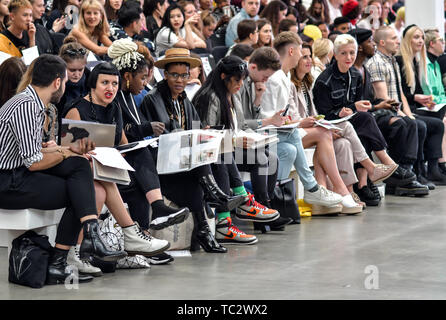 London, Großbritannien. 04 Juni, 2019. Teilnehmer an der Graduate Fashion Week 2019 - Tag drei, am 2. Juni 2019, Old Truman Brewery, London, UK. Bild Capital/Alamy leben Nachrichten Stockfoto