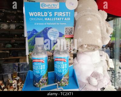 Hallstatt, Österreich. 16. Mai, 2019. Dosen mit "Hallstatt Air"-air aus Hallstatt - stehen zum Verkauf. Das Weltkulturerbe Gemeinschaft, mit nur 780 Bürger, wird von mehr als eine Million Touristen pro Jahr besucht. Ab 2020 hat die Gemeinde will drastisch die Anzahl der Trainer durch den Verkauf von Access ermöglicht reduzieren. Credit: Matthias Röder/dpa/Alamy leben Nachrichten Stockfoto