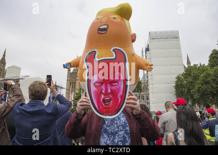 Juni 4, 2019, London, England, Vereinigtes Königreich: Menschen versammeln sich im Zentrum von London gegen den US-Präsidenten ist Trumpf Besuch in Großbritannien zu demonstrieren. Credit: Elizabeth Dalziel/ZUMA Draht/Alamy leben Nachrichten Stockfoto