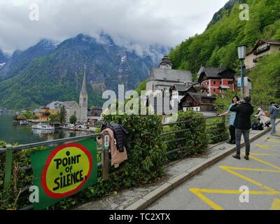 Hallstatt, Österreich. 16. Mai, 2019. Ein Schild "Punkt der Stille am Hallstätter See Touristen lädt zum Rest. Das Weltkulturerbe Gemeinschaft, mit nur 780 Bürger, wird von mehr als eine Million Touristen pro Jahr besucht. Ab 2020 hat die Gemeinde will drastisch die Anzahl der Trainer durch den Verkauf von Access ermöglicht reduzieren. (Dpa-Korr "Kampf der Bus Zusammenbruch") Credit: Matthias Röder/dpa/Alamy leben Nachrichten Stockfoto