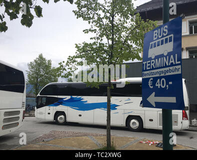 Hallstatt, Österreich. 16. Mai, 2019. Busse sind auf der Seepromenade in einen Parkplatz, auf dem die Touristen aussteigen und auf geparkt. Der bus Unternehmen haben 40 Euro pro Fahrzeug für diese zu bezahlen. Dann fahren Sie auf einem Parkplatz einige hundert Meter entfernt. Das Weltkulturerbe Gemeinschaft, mit nur 780 Bürger, wird von mehr als eine Million Touristen pro Jahr besucht. Ab 2020 hat die Gemeinde will drastisch die Anzahl der Trainer durch den Verkauf von Access ermöglicht reduzieren. (Dpa-Korr "Kampf der Bus Zusammenbruch") Credit: Matthias Röder/dpa/Alamy leben Nachrichten Stockfoto
