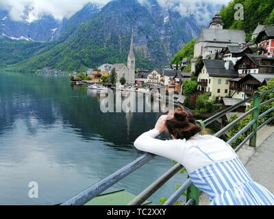 Hallstatt, Österreich. 16. Mai, 2019. Ein tourist Fotos den Hallstätter See. Das Weltkulturerbe Gemeinschaft, mit nur 780 Bürger, wird von mehr als eine Million Touristen pro Jahr besucht. Ab 2020 hat die Gemeinde will drastisch die Anzahl der Trainer durch den Verkauf von Access ermöglicht reduzieren. (Dpa-Korr "Kampf der Bus Zusammenbruch") Credit: Matthias Röder/dpa/Alamy leben Nachrichten Stockfoto