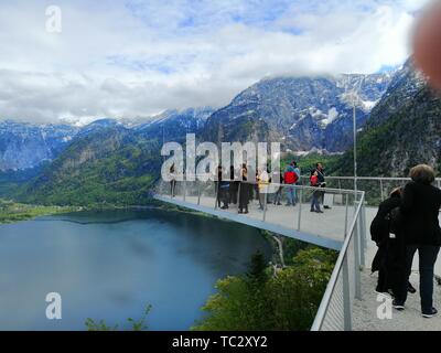 Hallstatt, Österreich. 16. Mai, 2019. Touristen stehen auf einer Aussichtsplattform über den Hallstätter See. Das Weltkulturerbe Gemeinschaft, mit nur 780 Bürger, wird von mehr als eine Million Touristen pro Jahr besucht. Ab 2020 hat die Gemeinde will drastisch die Anzahl der Trainer durch den Verkauf von Access ermöglicht reduzieren. (Dpa-Korr "Kampf der Bus Zusammenbruch") Credit: Matthias Röder/dpa/Alamy leben Nachrichten Stockfoto