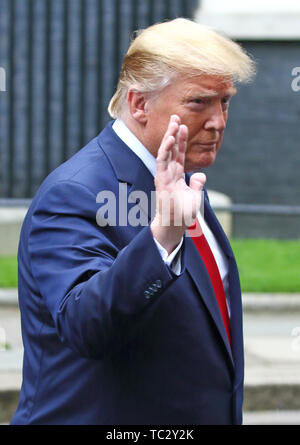 London, Großbritannien. 04 Juni, 2019. US-Präsident Donald Trump außerhalb Downing Street Nr.10 gesehen, am zweiten Tag der Staatsbesuch in Großbritannien. Credit: SOPA Images Limited/Alamy leben Nachrichten Stockfoto