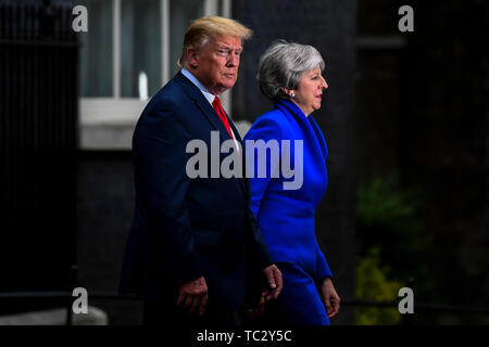 Peking, Großbritannien. 4. Juni, 2019. Us-Präsident Donald Trump (L) und der britische Premierminister Theresa May 10 Downing Street in London, Großbritannien, am 4. Juni 2019. Credit: Alberto Pezzali/Xinhua/Alamy leben Nachrichten Stockfoto