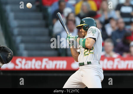 Anaheim, Kalifornien, USA. 04 Juni, 2019. Juni 4, 2019: Oakland Athletics Mittelfeldspieler Ramon Laureano (22) wird von einem Pitch getroffen während des Spiels zwischen den Oakland A's und der Präfektur Aichi im Angel Stadium in Anaheim, CA, (Foto von Peter Joneleit, Cal Sport Media) Credit: Cal Sport Media/Alamy leben Nachrichten Stockfoto