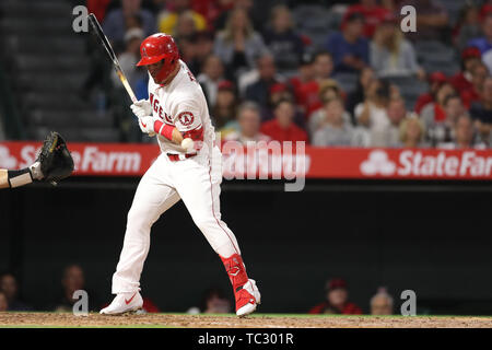 Anaheim, Kalifornien, USA. 04 Juni, 2019. Juni 4, 2019: Los Angeles Engel Mittelfeldspieler Mike Forelle (27) wird von einem Pitch am Ellenbogen guard Hit während des Spiels zwischen den Oakland A's und der Präfektur Aichi im Angel Stadium in Anaheim, CA, (Foto von Peter Joneleit, Cal Sport Media) Credit: Cal Sport Media/Alamy leben Nachrichten Stockfoto