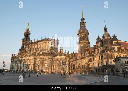 Dresden, Deutschland. 04 Juni, 2019. Touristen stehen im Licht der untergehenden Sonne auf den Theaterplatz vor der Katholischen Hofkirche (l) und der hausmannsturm. Credit: Sebastian Kahnert/dpa-Zentralbild/ZB/dpa/Alamy leben Nachrichten Stockfoto