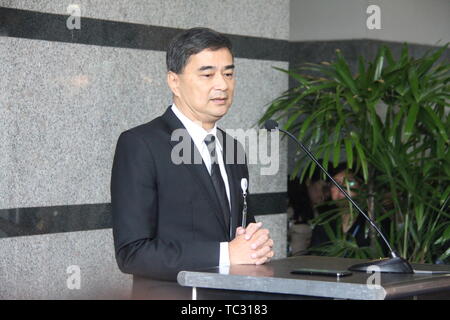 (190605) - BANGKOK, 5. Juni 2019 (Xinhua) - Thailand's ehemaligen Premierminister, ehemaliger Demokrat Parteichef Abhisit Vejjajiva spricht an der TOT Public Company Limited Head Office in Bangkok, Thailand, am 5. Juni 2019. Abhisit universitaetsbibliotheken seinen Rücktritt als MP, vor der Abstimmung für den neuen Premierminister von Thailand am Mittwoch. Er entschuldigte sich für all die Menschen, die für seine Partei und die Kandidaten in der bundesweiten Wahl für das Scheitern seiner verpfändet Standpunkt zu setzen, um zu arbeiten gestimmt hatten. Eine gemeinsame Repräsentantenhaus und Senat Sitzung wird am Mittwoch, während der 500 unteren Haus rep Stockfoto