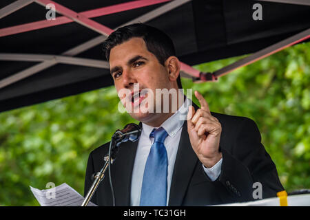 London, Großbritannien. 4. Juni 2019. Shadow Staatssekretärin für Justiz, Richard Burgon MP an der Whitehall Rallye eine klare Botschaft, dass Präsident Trump hier nicht willkommen ist, weil er Klima denial, Rassismus, Islamophobie, Frauenfeindlichkeit und Bigotterie senden. Seine Politik des Hasses und der Abteilung haben erregt ganz rechts auf der ganzen Welt. 4. Juni, 2019. Peter Marshall IMAGESLIVE Credit: Peter Marschall/IMAGESLIVE/ZUMA Draht/Alamy leben Nachrichten Stockfoto