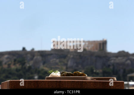 Athen. 2. Juni 2019. Foto am 2. Juni 2019 zeigt einen Teil der dolmadakia, einem traditionellen und populären griechischen Gericht mit gefüllten Weinblättern, in Athen, Griechenland. Credit: Marios Lolos/Xinhua/Alamy leben Nachrichten Stockfoto