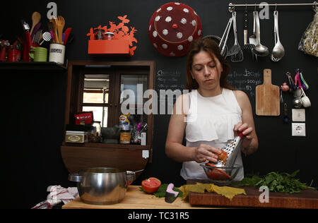Athen, Griechenland. 2. Juni 2019. Essen blogger Marilena Michalitsi bereitet Dolmadakia, einem traditionellen und populären griechischen Gericht mit gefüllten Weinblättern, in Athen, Griechenland, am 2. Juni 2019. Credit: Marios Lolos/Xinhua/Alamy leben Nachrichten Stockfoto