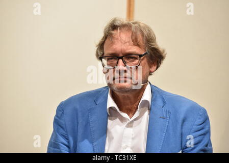 Köln, Deutschland. 04 Juni, 2019. Harald Meller, Direktor des Landesmuseums für Vorgeschichte in Halle/Saale und des Landesamtes für Denkmalpflege und nach 1550 Sachsen-Anhalt liegst und diskutiert auf der 7. phil. Köln, dem grössten deutschen Literaturgeschichte Festival. Foto: Horst Galuschka Credit: Horst Galuschka/dpa/Alamy leben Nachrichten Stockfoto