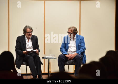 Köln, Deutschland. 04 Juni, 2019. Der Journalist Gert Scobel, l-r, und Harald Meller, Direktor des Landesmuseums für Vorgeschichte in Halle/Saale und des Landesamtes für Denkmalpflege und nach 1550 Sachsen-Anhalt liegst und diskutiert auf der 7. phil. Köln, dem grössten deutschen Literaturgeschichte Festival. Foto: Horst Galuschka Credit: Horst Galuschka/dpa/Alamy leben Nachrichten Stockfoto