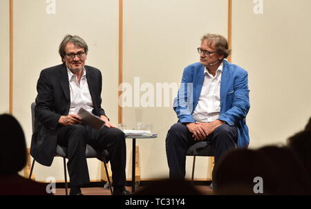 Köln, Deutschland. 04 Juni, 2019. Der Journalist Gert Scobel, l-r, und Harald Meller, Direktor des Landesmuseums für Vorgeschichte in Halle/Saale und des Landesamtes für Denkmalpflege und nach 1550 Sachsen-Anhalt liegst und diskutiert auf der 7. phil. Köln, dem grössten deutschen Literaturgeschichte Festival. Foto: Horst Galuschka Credit: Horst Galuschka/dpa/Alamy leben Nachrichten Stockfoto