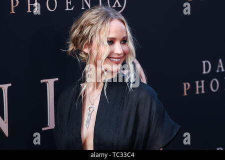 HOLLYWOOD, LOS ANGELES, Kalifornien, USA - Juni 04: Schauspielerin Jennifer Lawrence trägt ein Kleid von Dior und Niwaka Schmuck kommt an der Los Angeles Premiere von Twentieth Century Fox's 'Dark Phoenix' an der TCL Chinese Theater IMAX am 4. Juni 2019 in Hollywood, Los Angeles, Kalifornien, USA. (Foto von Xavier Collin/Image Press Agency) Stockfoto