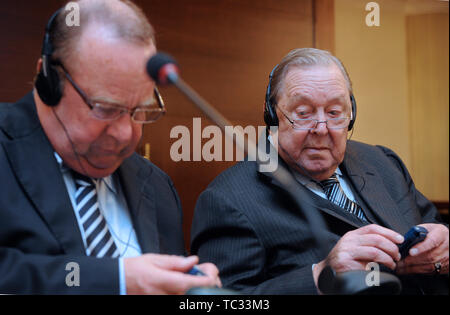 Prag, Tschechische Republik. 9 Dez, 2010. *** Foto *** Der ehemalige UEFA-Präsident Lennart Johansson, rechts, ist während der UEFA Executive Commitee Treffen in Prag, Tschechische Republik, am Donnerstag, 9. Dezember 2010. Quelle: Michal Kamaryt/CTK Photo/Alamy leben Nachrichten Stockfoto