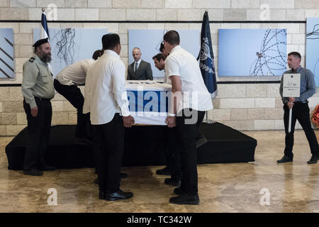 Jerusalem, Israel. 5. Juni 2019. Israels erster Dame Nechama Rivlin, Ehefrau von Präsident Reuven Rivlin, liegt im Zustand im Jerusalem Theater als die Öffentlichkeit zahlt letzte Ehre einer Frau sehr geliebt und respektiert werden. Rivlin starb im Alter von 73 Jahren nach Kämpfen mit einer Erkrankung der Atemwege für Jahre und in einer Lungentransplantation im März 2019. Rivlin wird in die Führer der Nation Grundstück am Mt begraben werden. Herzl Friedhof in Jerusalem. Credit: Nir Alon/Alamy Leben Nachrichten. Stockfoto