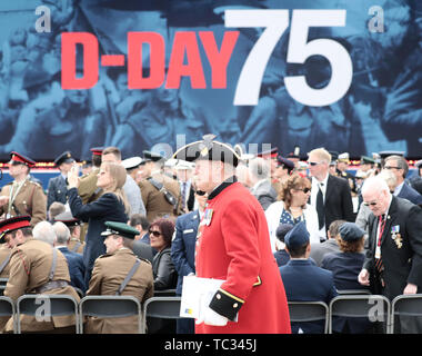 Portsmouth, Großbritannien. 05 Juni, 2019. Ein Veteran der Britischen Armee nimmt an der Portsmouth zum Gedenken an den 75. Jahrestag des D-Day, die Landung der Alliierten in der Normandie im Zweiten Weltkrieg. Credit: Kay Nietfeld/dpa/Alamy leben Nachrichten Stockfoto