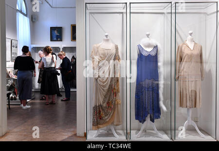 05. Juni 2019, Thüringen, Weimar: Damen Kleid (L-R) mit einem antiken Schnitt (um 1914-1920), ein Abendkleid (um 1928) und ein Tag Kleid (um 1926) ist in der Ausstellung "Vom Kärbholz - zum Hängerkleid: Damenmode zwischen Goethe- und Bauhauszeit' ('von T-shirt hängende Kleidung: Damen Mode zwischen Goethe und Bauhaus Perioden") im Stadtmuseum gesehen werden. Auf der Grundlage der ursprünglichen Textilien, die Ausstellung zeigt die Entwicklung der Damenmode bis zu der fast revolutionären Kleider von Frauen, die in den 1920er Jahren, durch zeitgenössische Porträts, Mode Grafik und Zeitschriften ergänzt sowie Stockfoto