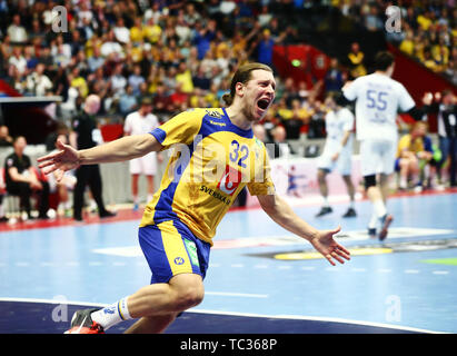 Linköping, Schweden 20170506 Handball Match zwischen Sweden-Russia in Saab Arena. Schweden gewann über Russland von 25-21, was bedeutet, dass das Team für die Em in Kroatien bereit ist. Bild: Schwedens Nr. 32 Mattias Zachrisson in Freude nach Tore zu schießen. Foto Jeppe Gustafson Stockfoto