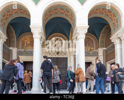 April 28, 2019. Athen, Griechenland. Mitropoli, Griechisch-orthodoxe Kathedrale. Die Leute bewundern Sie die historischen Gebäude von Panagia Verkündigung Kirche und betet mit Stockfoto