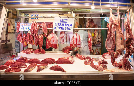 April 28, 2019. Athen, Griechenland. Rohes Rindfleisch in einer Zeile aus einer Metzgerei. Kuh Fleisch in grosse Stücke hängt vom Haken bereit verkauft zu werden. Store Hintergrund. Stockfoto