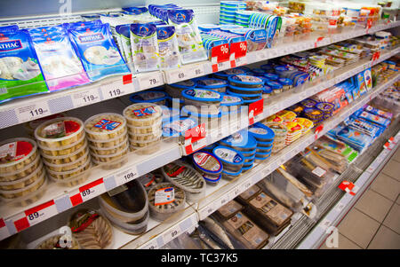 Kaliningrad, Russland - 25. August 2018: Meeresfrüchte auf Regalen der lokalen russischen Supermarkt. Stockfoto