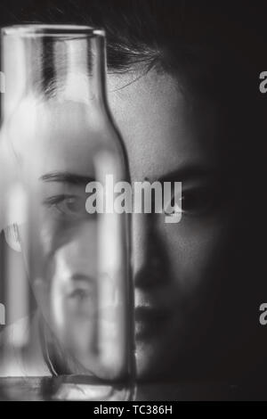Dunkle Fotografie bietet oft ein Gefühl der Unsicherheit, Unsicherheit, Angst und Geheimnis, das ist eine dystopische Art und Weise der Übermittlung nicht Furcht, sondern positiven Gerechtigkeit. Stockfoto