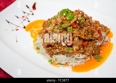 Traditionelle Küche goldenen Nadel Pilz gebratenen Fleisch Schichten Stockfoto