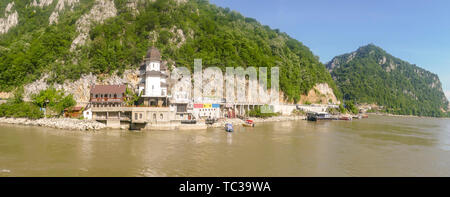 Waterfront Mraconia Kloster am Ufer in das Eiserne Tor Schluchten auf der Donau zwischen Serbien und Rumänien. Stockfoto