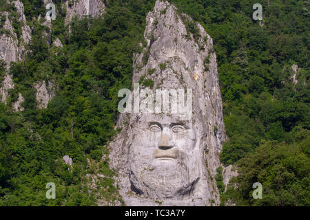 Stein gemeißelt Porträt von König Decebalus am Ufer in das Eiserne Tor Schluchten auf der Donau zwischen Serbien und Rumänien Stockfoto
