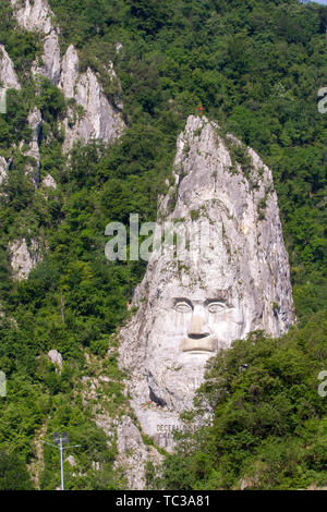 Stein gemeißelt Porträt von König Decebalus am Ufer in das Eiserne Tor Schluchten auf der Donau zwischen Serbien und Rumänien Stockfoto