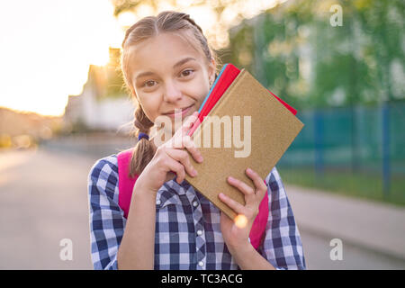 Portrait von jugendlich Mädchen mit Sonnenstrahlen. Stockfoto