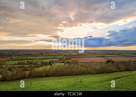 Sonnenuntergang über den grünen Hügeln Englands Stockfoto
