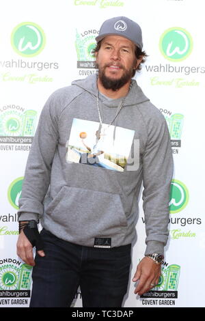 Wahlburgers VIP LAUNCH PARTY bei Wahlburgers, James Street, Covent Garden, London Mit: Mark Wahlberg, Wo: London, Vereinigtes Königreich, wenn: 04. Mai 2019 Credit: WENN.com Stockfoto