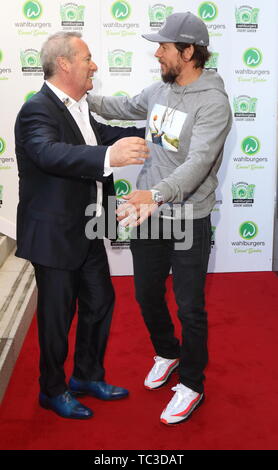 Wahlburgers VIP LAUNCH PARTY bei Wahlburgers, James Street, Covent Garden, London Mit: Mark Wahlberg, Wo: London, Vereinigtes Königreich, wenn: 04. Mai 2019 Credit: WENN.com Stockfoto